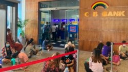 ရန်ကုန်၊ Myanmar Plaza ရှိ CB ဘဏ် ATM တွင် ငွေထုတ်ရန် စောင့်နေသူများ။ မေ ၁၁၊ ၂၀၂၁။