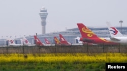 Pesawat-pesawat milik maskapai penerbangan China diparkir di bandara Shanghai, karena pengurangan jumlah penerbangan di tengah pandemi Covid-19.