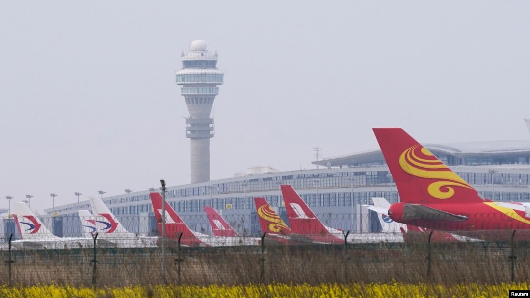 Pesawat-pesawat China Eastern Airlines, Shanghai Airlines dan Hong Kong Airlines terlihat di landasan pacu di Bandara Internasional Pudong, Shanghai, China, 24 Maret 2020. (Foto: dok).
