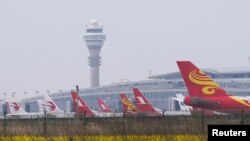 Pesawat-pesawat China Eastern Airlines, Shanghai Airlines dan Hong Kong Airlines terlihat di landasan pacu di Bandara Internasional Pudong, Shanghai, China, 24 Maret 2020. (Foto: dok).