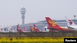 Máy bay của các hãng hàng không China Eastern Airlines, Shanghai Airlines và Hong Kong Airlines tại phi trường quốc tế Phú Đông, Thượng Hải, Trung Quốc. 