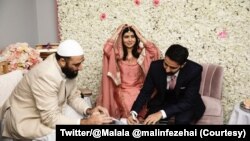 নোবেল শান্তি পুরস্কার বিজয়ী মালালা ইউসুফজাই সামাজিক মাধ্যমে ছবি পোস্ট করেছেন যেখানে স্বামী অ্যাসারের বিয়ের কাবিনে সই করছেন। ৯ নভেম্বর, ২০২১।(টুইটার/মালালা ইউসুফজাই)