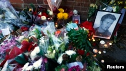 Nhiều người đặt hoa tưởng niệm bên ngoài ngôi nhà của ca sĩ George Michael, nơi ông qua đời vào ngày Giáng sinh, ở Goring, miền nam nước Anh, 26/12/2016.