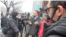 中国警察和便衣在北京庭审中国人权律师浦志强案的法庭外驱赶外国记者 （美国之音记者 叶兵拍摄 2015年12月1日）