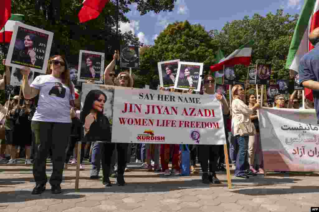 Xwepêşander li Torontoya Kenedayê, di salvegera sêyemîn a mirina Jîna Emînî de beşdarî xwepêşandanekê dibin (14'ê Îlona 2025'an). AFP