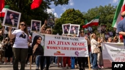 Arşîf- Xwepêşandana li Torontoya Kenedayê, di salvegera sêyemîn a mirina Jîna Emînî de beşdarî xwepêşandanekê dibin (14'ê Îlona 2025'an). AFP 