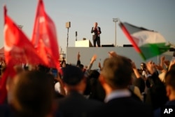 Presiden Turki Recep Tayyip Erdogan, berbicara kepada para peserta rapat umum untuk menunjukkan solidaritas mereka terhadap Palestina, di Istanbul, Turki, Sabtu, 28 Oktober 2023. (AP/Emrah Gurel)