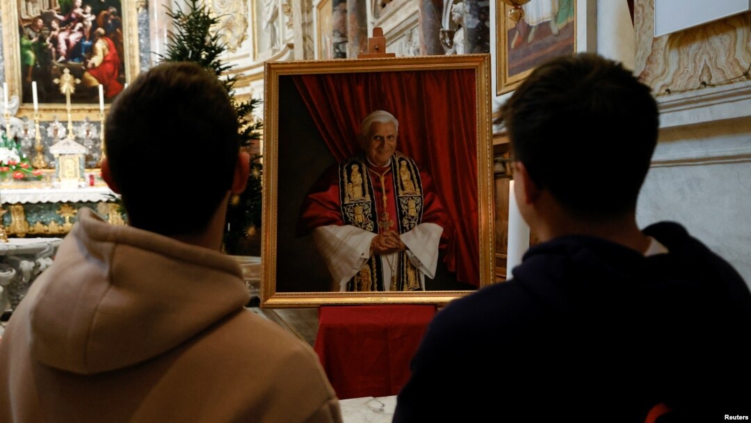 Vernici odaju poštu preminulom papi Benediktu XVI