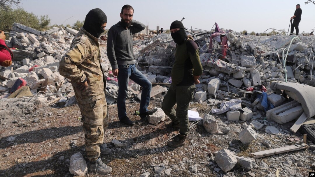 Warga mengecek rumah yang hancur setelah serangan AS yang menarget pemimpin ISIS Abu Bakr al-Baghdi dekat Desa Barisha, Provinsi Idlib, Suriah, 27 Oktober 2019. 