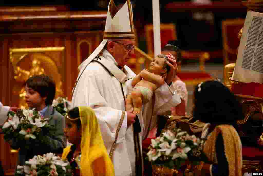 El Papa Francisco sostiene una estatuilla del ni&#241;o Jes&#250;s durante la tradicional misa de medianoche en la Bas&#237;lica de San Pedro en la v&#237;spera de Navidad en el Vaticano. Foto archivo [Reuters].