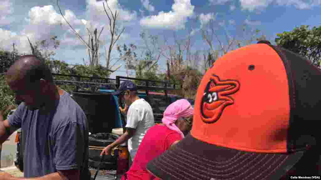 Residentes en Manatí, Puerto Rico, recogen agua de lluvia para aliviar la ausencia de agua potable y electricidad tras el paso del huracán María. (VOA/Celia Mendoza) &nbsp;