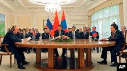 (L_R) Russian President Vladimir Putin, Chinese President Xi Jinping and Mongolian President Tsakhiagiin Elbegdorj meet on the sidelines of the Shanghai Cooperation Organization summit in Tashkent, Uzbekistan, June 23, 2016.