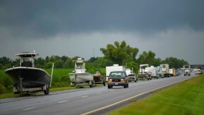 Người dân Louisiana đi tránh bão hôm 28/8.