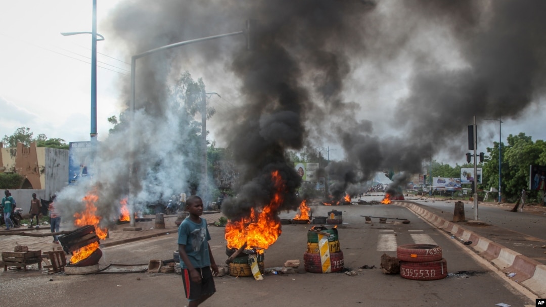 Abakora imyiyerekano baturira amapine kandi bazibira amabarabara ku murwa mukuru Bamako, muri Mali, kw'itariki 10/07/2020.