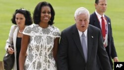 Michelle Obama y el embajador de Estados Unidos Louis B. Susman llegan al Palacio de Buckingham.