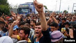 Des migrants réclamant l'ouverture de la frontière hongroise près du village de Horgos, 15 septembre 2015.