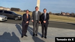 El secretario de Economía de México, Marcelo Ebrard, junto a su equipo de negociación en Washington, EEUU, el 11 de marzo de 2025. [Foto: X].