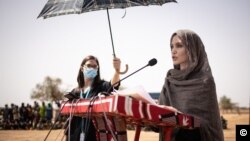 Nữ diễn viên - Đặc phái viên LHQ Angelina Jolie, phát biểu tại trại tị nạn Goudebou, Burkina Faso, vào ngày 20/6/2021.