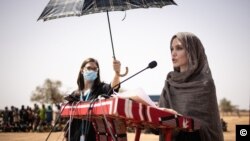 L'actrice américaine Angelina Jolie, envoyée spéciale du Haut-Commissariat des Nations Unies pour les réfugiés (HCR), fait une déclaration à Goudebo, un camp qui accueille plus de 11 000 réfugiés maliens dans le nord du Burkina Faso, à l'occasion de la Jo