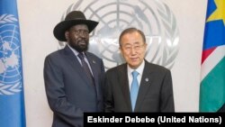 Le président Salva Kiir du Soudan du Sud, à gauche, et le Secrétaire général de l’ONU, Ban Ki-moon se saluent lors d’une rencontre au siège des Nations unies, à New York, Etats-Unis, 26 septembre 2014.