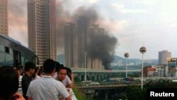 廈門公交車大火引發的煙霧引起路人圍觀