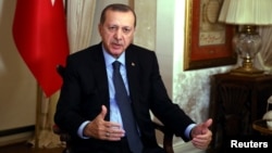 Turkish President Tayyip Erdogan gives an interview in Istanbul, Dec. 19, 2016. Claims by Erdogan that there is “confirmed evidence” showing U.S.-led coalition forces have given support to Islamic State were denied by the United States, Dec. 28, 2016.