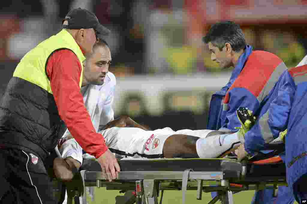 Le joueur Camerounais Patrick Ekeng est placé sur une civière après s'être effondré lors d'un match de championnat à Bucarest, Roumanie, vendredi 6 mai 2016. (AP Photo / Alex Dobre) ROUMANIE OUT