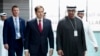 El secretario de Estado de Estados Unidos, Marco Rubio (C), camina con el presidente de los Emiratos Árabes Unidos, el jeque Mohamed bin Zayed Al Nahyan, mientras se reúnen en el Centro ADNEC Abu Dhabi en Abu Dhabi, el 19 de febrero de 2025.