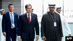 El secretario de Estado de Estados Unidos, Marco Rubio (C), camina con el presidente de los Emiratos Árabes Unidos, el jeque Mohamed bin Zayed Al Nahyan, mientras se reúnen en el Centro ADNEC Abu Dhabi en Abu Dhabi, el 19 de febrero de 2025.