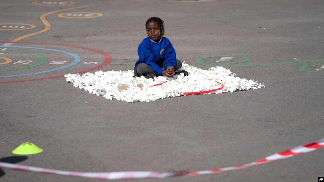 Un niño en la academia Seymour Road, en Manchester, Inglaterra, participa en un juego de estilo militar diseñado por el veterano británico Mike Hamilton, para aumentar la capacidad de recuperación y salud mental en un momento de estrés atípico.