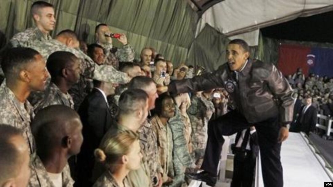 Presiden Obama saat mengunjungi tentara AS di Afghanistan, 28 Maret 2010.