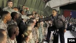 Presiden Obama saat mengunjungi tentara AS di Afghanistan, 28 Maret 2010.