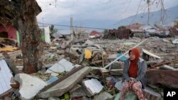 La agencia de desastres de Indonesia dijo que la cifra de muertos por el poderoso terremoto y tsunami aumentó a 1.649 con al menos 265 personas desaparecidas.