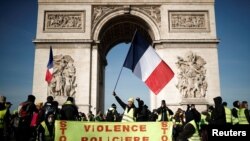 16 Şubat 2019, Paris, Fransa - Polis şiddetine karşı protesto