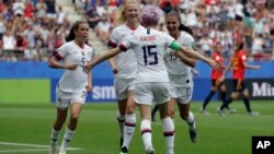 Pesepak bola putri AS, Megan Rapinoe (depan) merayakan bersama rekan-rekannya setelah mencetak gol pembuka dari titik penalti pada laga Piala Dunia Putri FIFA 2019 di Stade Auguste-Delaune di Reims, Perancis, Senin, 24 Juni 2019. (Foto:AP)