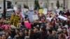 Abakade betshengisela ezitaladini eWashington, D.C. kumkhankaso weWomen's March on Washington. January 21, 2017 (B. Allen / VOA)