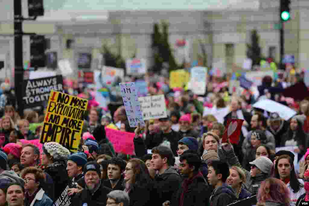 Para demonstran dalam protes massal Women&#39;s March di Washington, D.C. (21/1). (VOA/B. Allen)