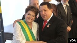 Dilma Rousseff saludó informalmente al presidente Chávez durante su asunción como presidenta de Brasil.