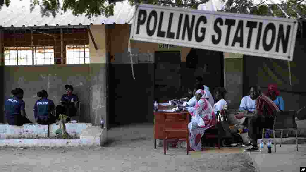 Un bureau de vote à Serrekunda, Gambie, 1er décembre 2016.