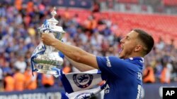 Eden Hazard célèbre la victoire de la FA Cup après un match entre Chelsea et Manchester United, Angleterre, le 19 mai 2018