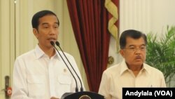 Presiden Jokowi didampingi Wapres Jusuf Kalla saat memberikan keterangan pers di Istana Merdeka Jakarta, 18 Februari 2015 (Foto: dok).