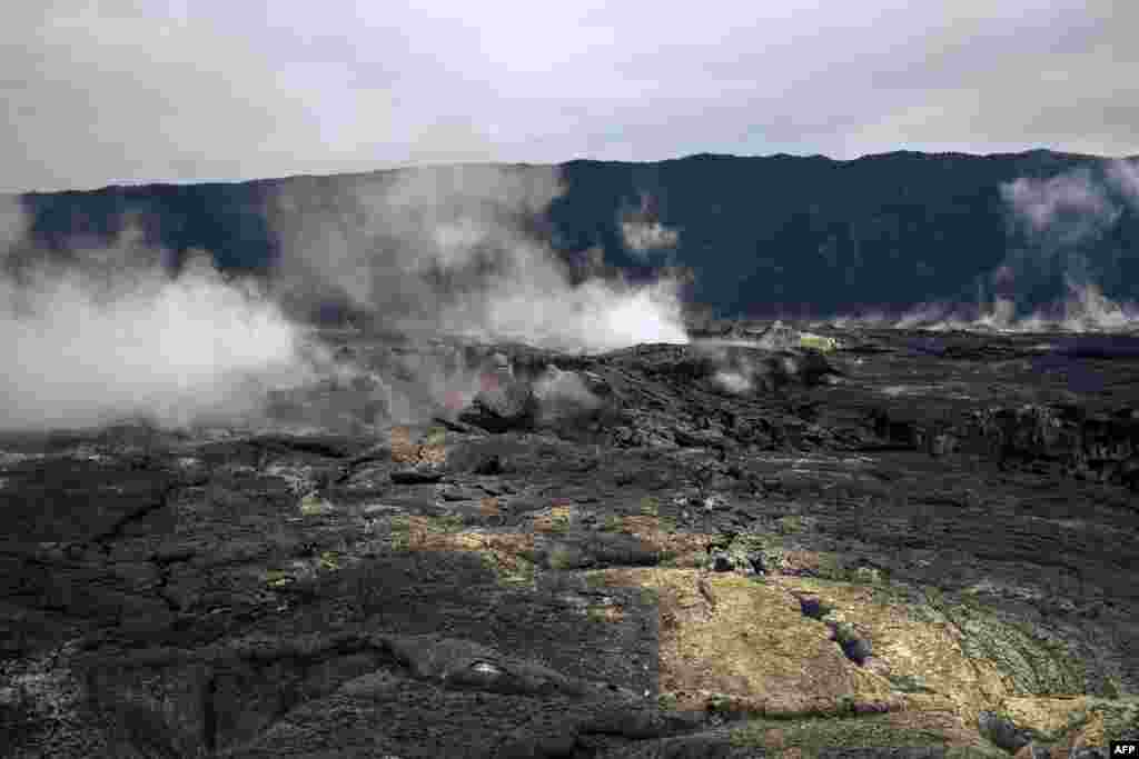 Volcan Nyamuragira ezali na nanu na moto pene na volcan Nyiragongo, pene na volcan lipasa ya Nyiragongo, na nord ya Goma, Nord-Kivu, 30 mai 2021.