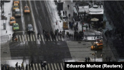 Gente cruza la Sexta Avenida con la calle 42 en Manhattan en Nueva York. 30 de diciembre de 2017. 