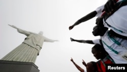 Des membres de l'équipe des réfugiés posent devant le Christ Rédempteur à Rio, le 30 juillet 2016.