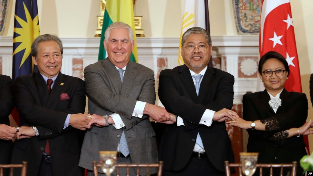 Ngoại trưởng Mỹ Rex Tillerson (thứ hai từ trái sang) gặp gỡ ngoại trưởng các nước Ðông Nam Á tại trụ sở Bộ Ngoại giao ở Washington (ảnh tư liệu ngày 4/5/2017).