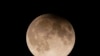 Supermoon yang tertangkap kamera dalam foto yang diambil dari Danau Michigan di Chicago, pada 17 September 2024. (Foto: AP/Kiichiro Sato)