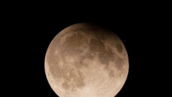 Supermoon yang tertangkap kamera dalam foto yang diambil dari Danau Michigan di Chicago, pada 17 September 2024. (Foto: AP/Kiichiro Sato)