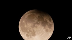 Supermoon yang tertangkap kamera dalam foto yang diambil dari Danau Michigan di Chicago, pada 17 September 2024. (Foto: AP/Kiichiro Sato)