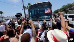 Manifestantes bloquean un autobús con niños inmigrantes afuera del Centro de Procesamiento Central de la Patrulla Fronteriza de EE.UU. el sábado 23 de junio de 2018 en McAllen, Texas. Agentes adicionales de la policía fueron llamados para ayudar a controlar el lugar y permitir que el autobús se mueva. (Foto AP / David J. Phillip).