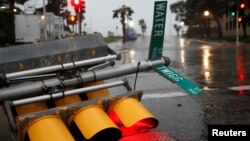 La tempête a renversé un poteau de feux de circulation renversé à l’approche de l’ouragan Harvey dans une rue de Corpus Christi, Texas, Etats-Unis, 25 août 2017. 